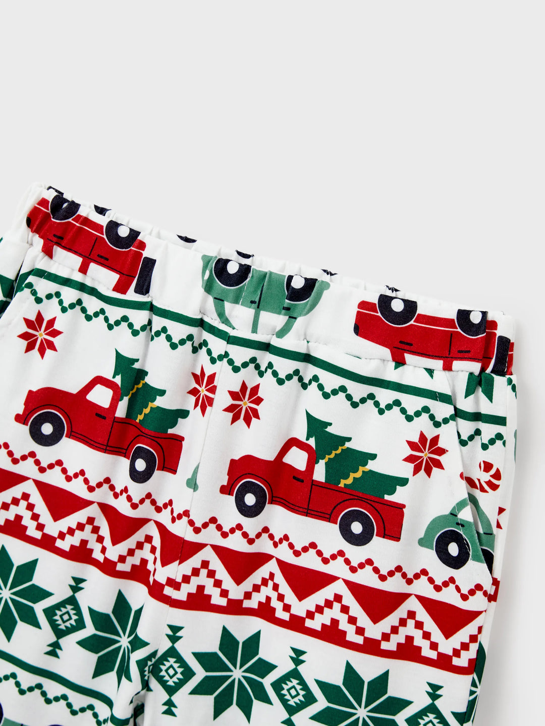 Conjunto de Pijamas Coordenados para a Família com Estampado de Flocos de Neve e Carros, junto com Meias de Natal Vermelhas.