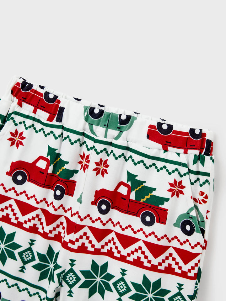 Conjunto de Pijamas Coordenados para a Família com Estampado de Flocos de Neve e Carros, junto com Meias de Natal Vermelhas.