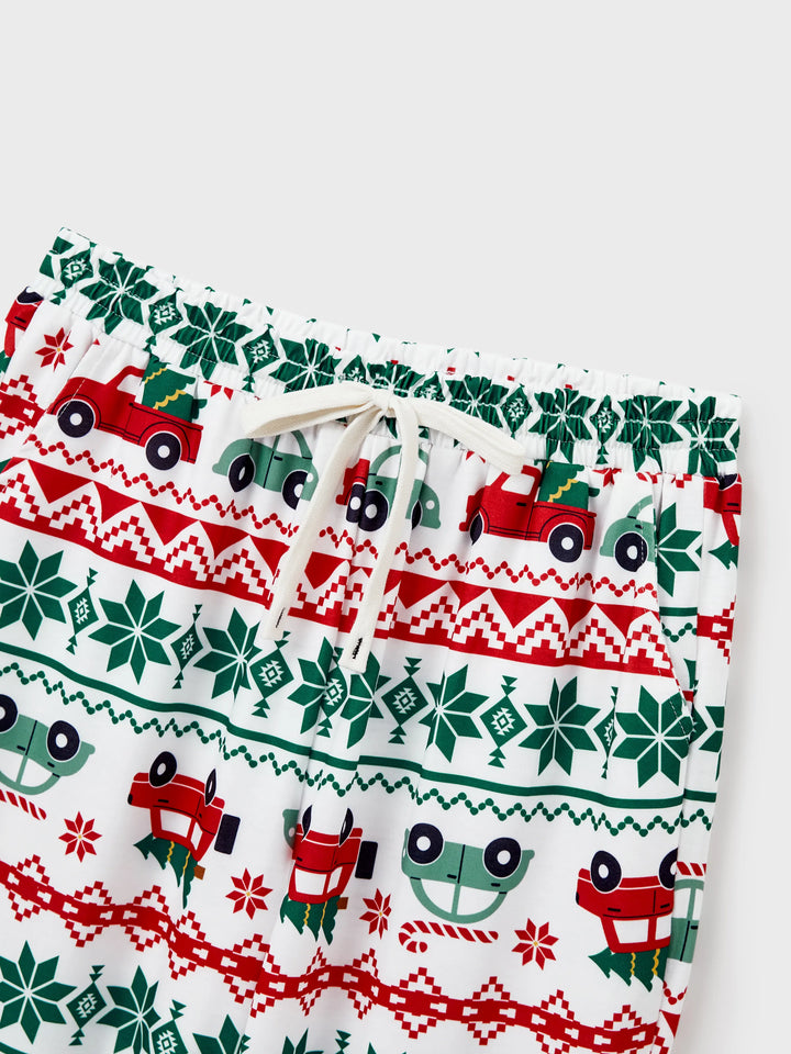 Conjunto de Pijamas Coordenados para a Família com Estampado de Flocos de Neve e Carros, junto com Meias de Natal Vermelhas.