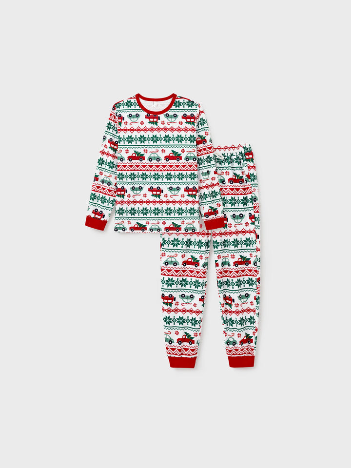 Conjunto de Pijamas Coordenados para a Família com Estampado de Flocos de Neve e Carros, junto com Meias de Natal Vermelhas.