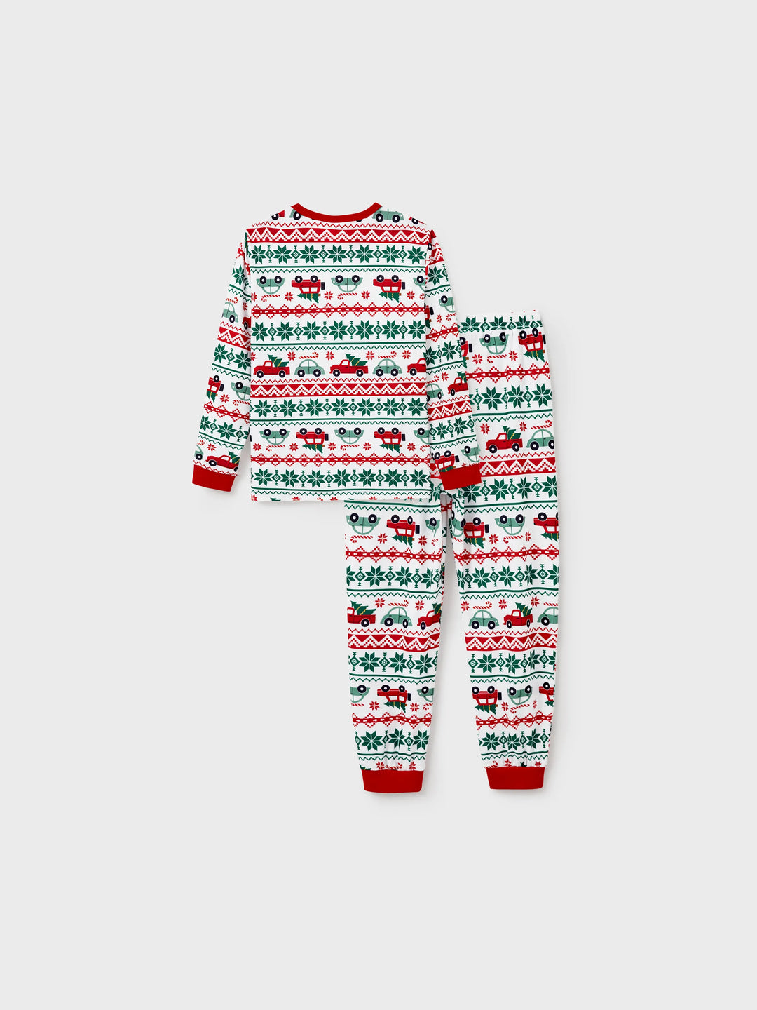 Conjunto de Pijamas Coordenados para a Família com Estampado de Flocos de Neve e Carros, junto com Meias de Natal Vermelhas.