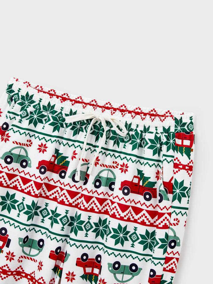 Conjunto de Pijamas Coordenados para a Família com Estampado de Flocos de Neve e Carros, junto com Meias de Natal Vermelhas.