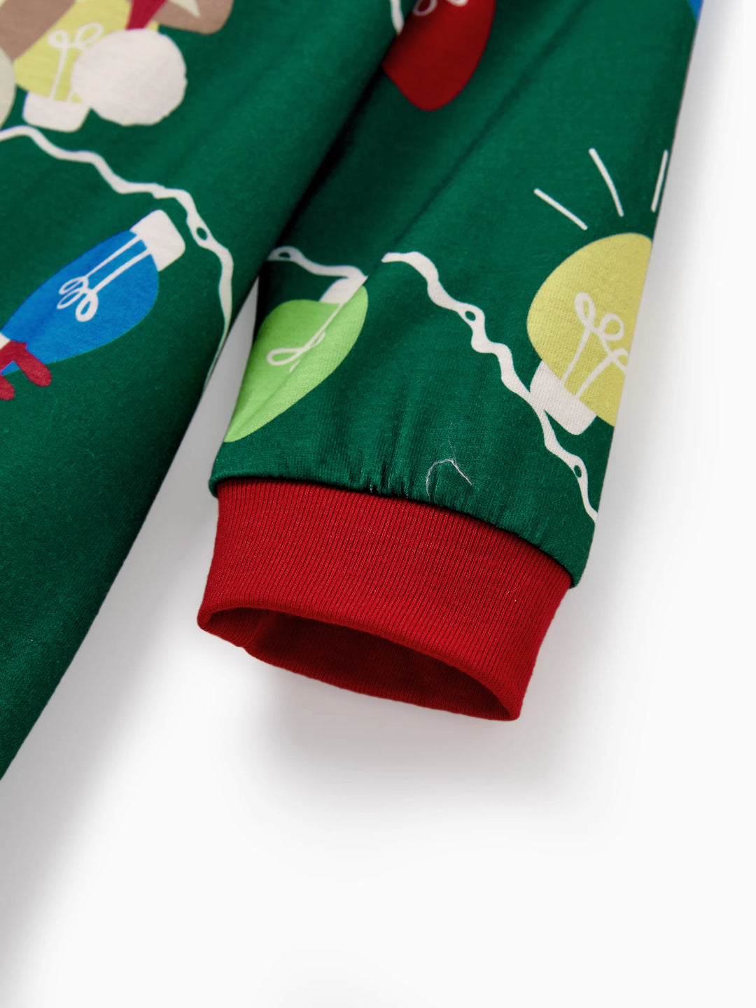 Conjunto de Pijamas de Natal para a Família em Coordenação - Estampado de Renas em Verde com Meias de Natal Verdes