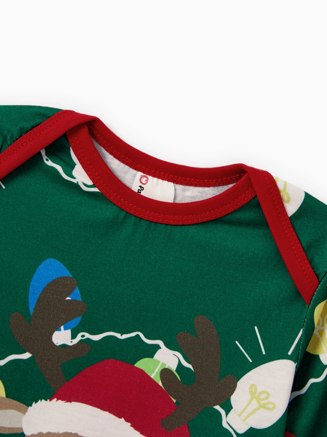 Conjunto de Pijamas de Natal para a Família em Coordenação - Estampado de Renas em Verde com Meias de Natal Verdes