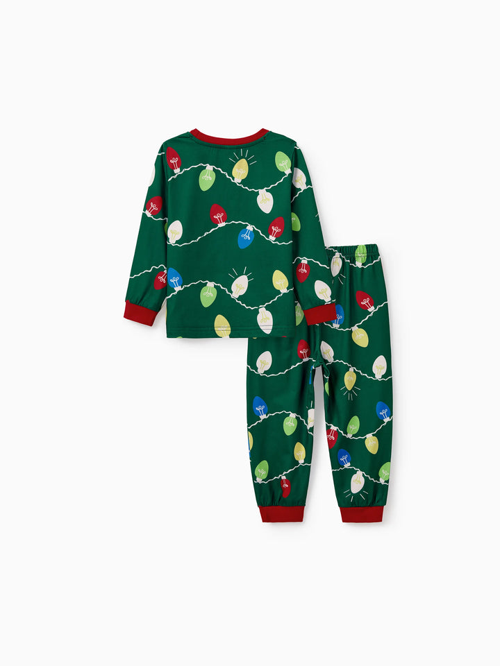 Conjunto de Pijamas de Natal para a Família em Coordenação - Estampado de Renas em Verde com Meias de Natal Verdes