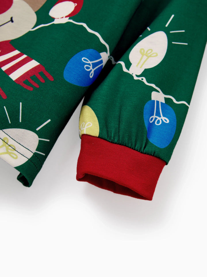 Conjunto de Pijamas de Natal para a Família em Coordenação - Estampado de Renas em Verde com Meias de Natal Verdes