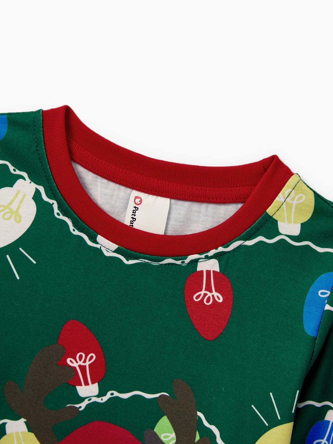 Conjunto de Pijamas de Natal para a Família em Coordenação - Estampado de Renas em Verde com Meias de Natal Verdes