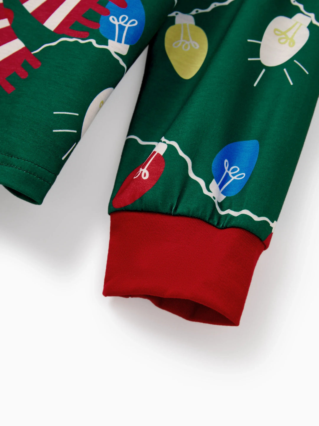 Conjunto de Pijamas de Natal para a Família em Coordenação - Estampado de Renas em Verde com Meias de Natal Verdes