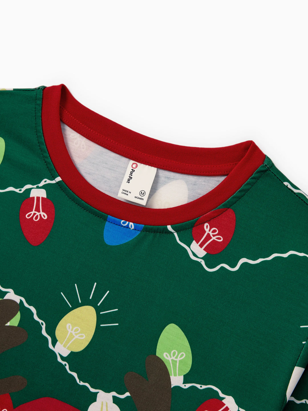 Conjunto de Pijamas de Natal para a Família em Coordenação - Estampado de Renas em Verde com Meias de Natal Verdes
