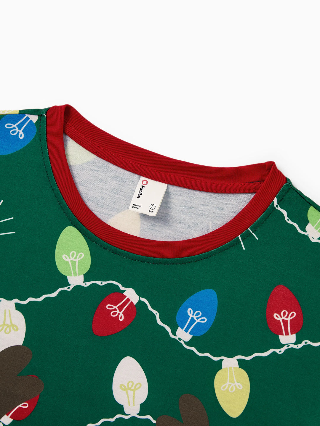 Conjunto de Pijamas de Natal para a Família em Coordenação - Estampado de Renas em Verde com Meias de Natal Verdes