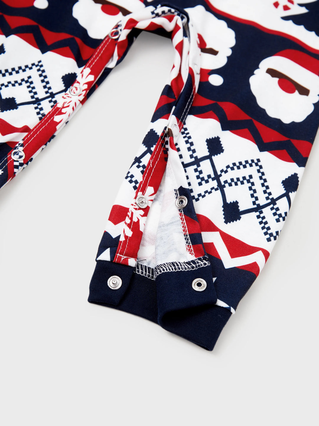 Conjunto de Pijamas em Conjunto para a Família de Natal com Print do Pai Natal que Brilha no Escuro e Meias de Natal em Azul Escuro