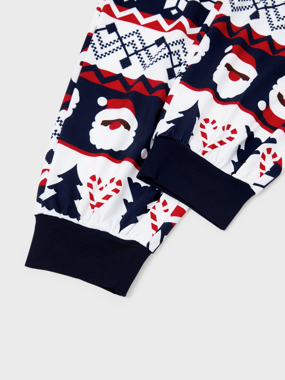 Conjunto de Pijamas em Conjunto para a Família de Natal com Print do Pai Natal que Brilha no Escuro e Meias de Natal em Azul Escuro