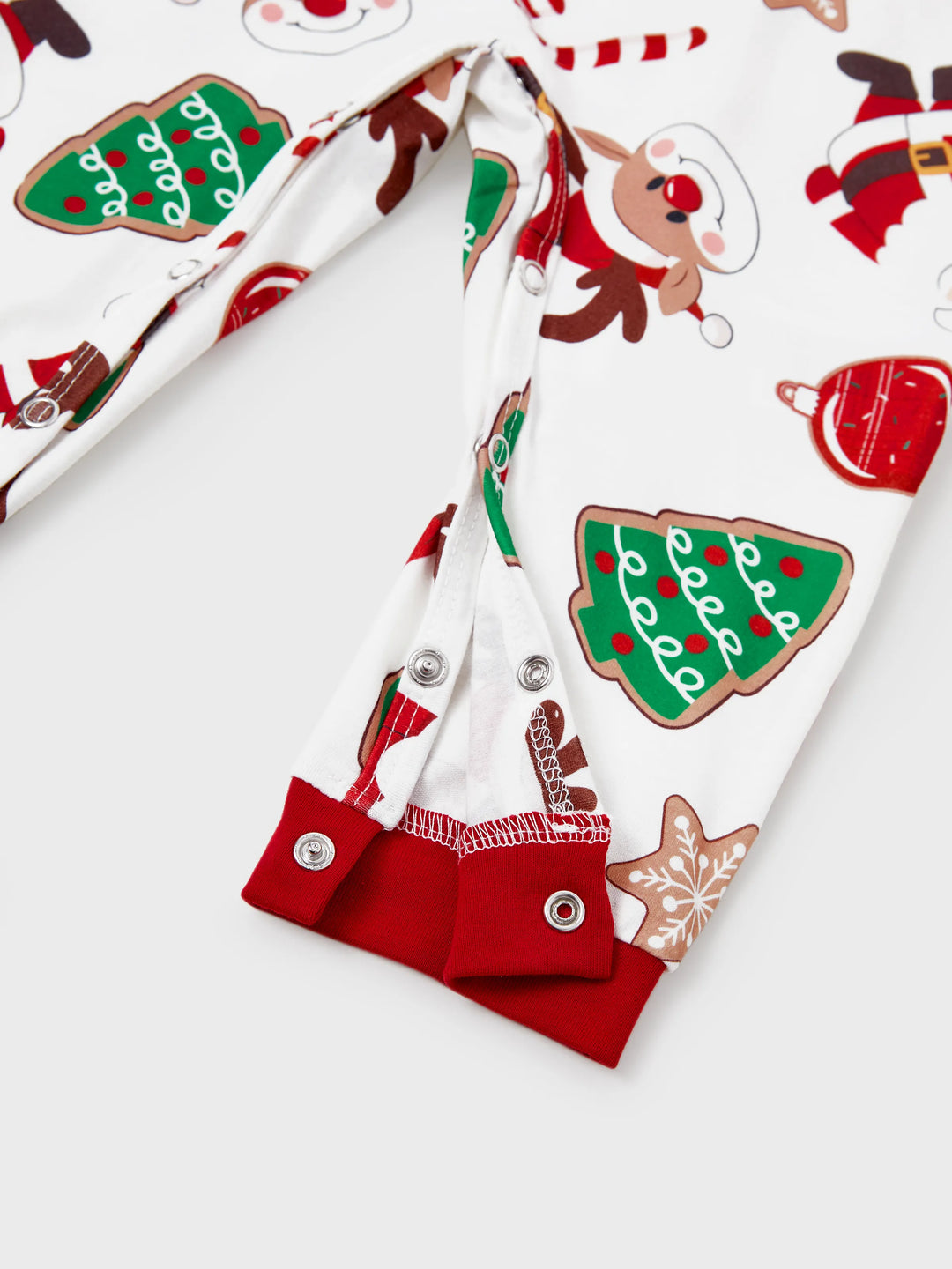 Conjunto de Pijamas em Família para o Natal com Estampa de Pai Natal que Brilha no Escuro, Inclui Meias de Natal em Cores Contrastantes.