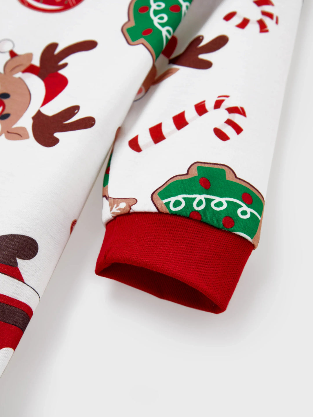 Conjunto de Pijamas em Família para o Natal com Estampa de Pai Natal que Brilha no Escuro, Inclui Meias de Natal em Cores Contrastantes.