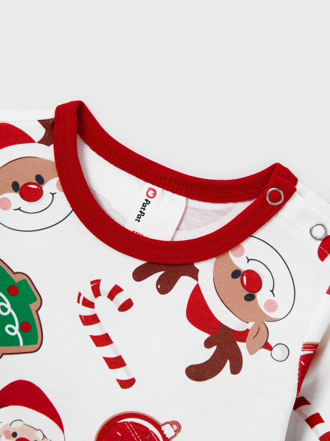 Conjunto de Pijamas em Família para o Natal com Estampa de Pai Natal que Brilha no Escuro, Inclui Meias de Natal em Cores Contrastantes.