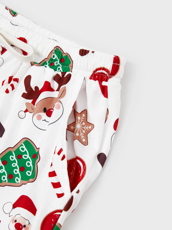 Conjunto de Pijamas em Família para o Natal com Estampa de Pai Natal que Brilha no Escuro, Inclui Meias de Natal em Cores Contrastantes.