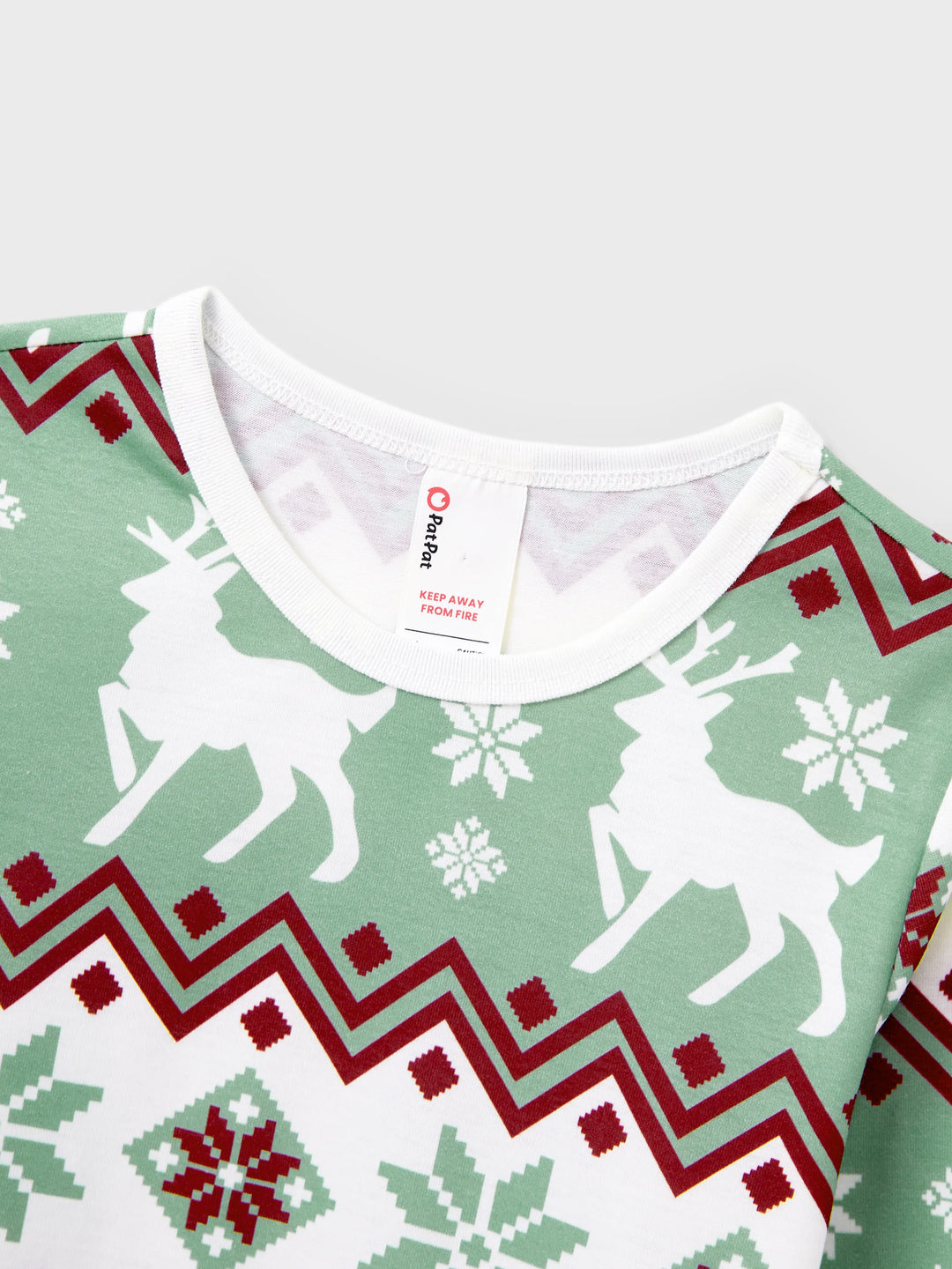 Conjunto de Pijamas de Natal para a Família com Estampado de Espírito Natalício e Flocos de Neve, incluindo Meias de Natal - Verde Claro