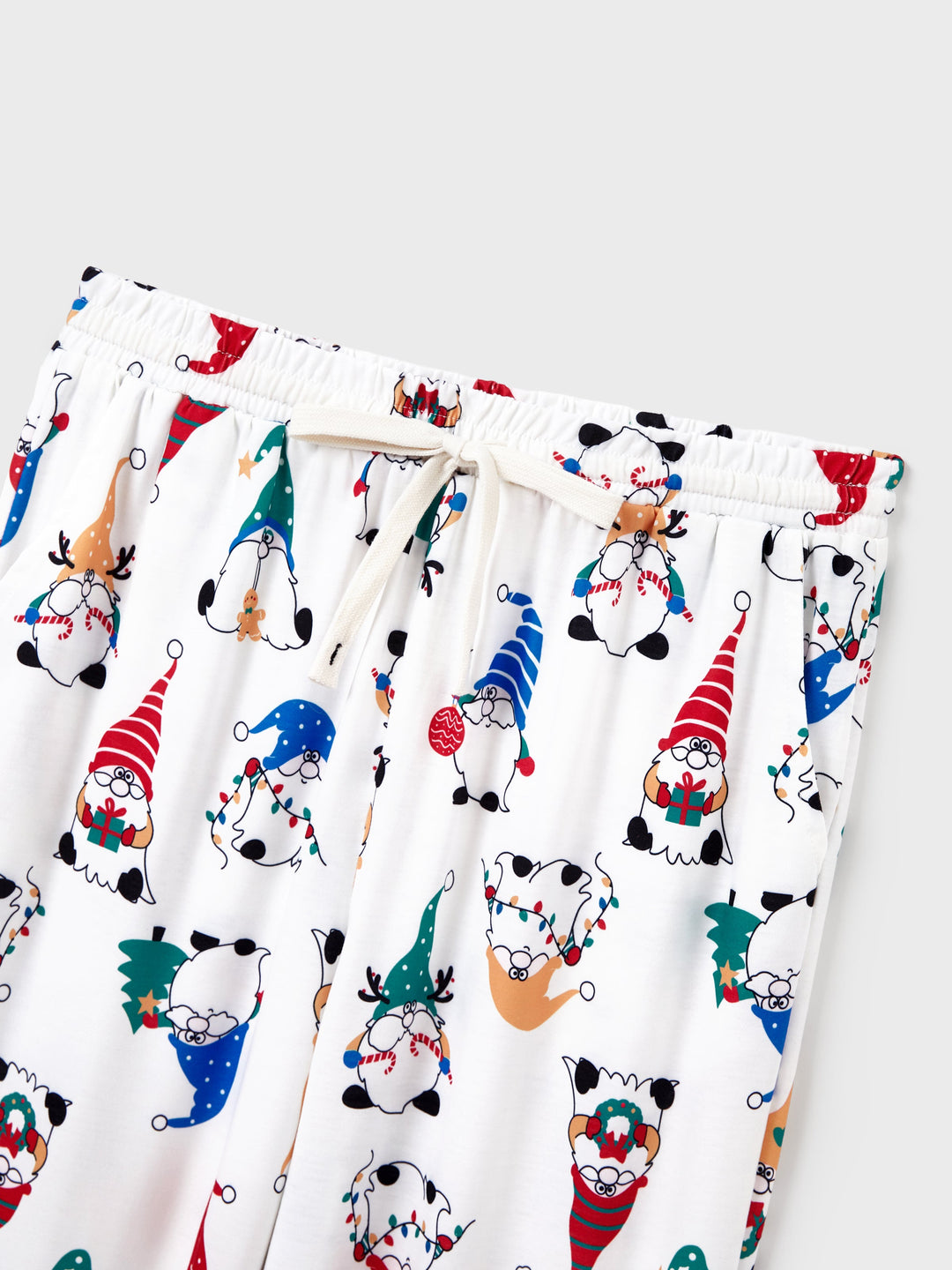 Conjunto de Pijamas de Natal em Família com Estampa de Gnomo Natalício e Meias de Natal Vermelhas