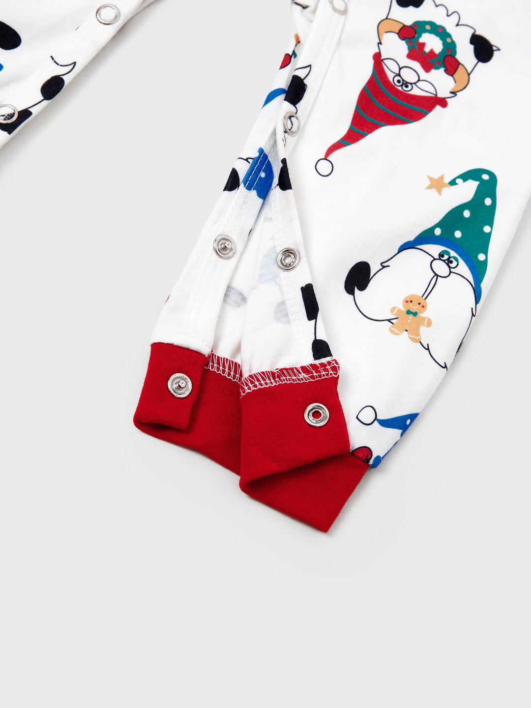 Conjunto de Pijamas de Natal em Família com Estampa de Gnomo Natalício e Meias de Natal Vermelhas