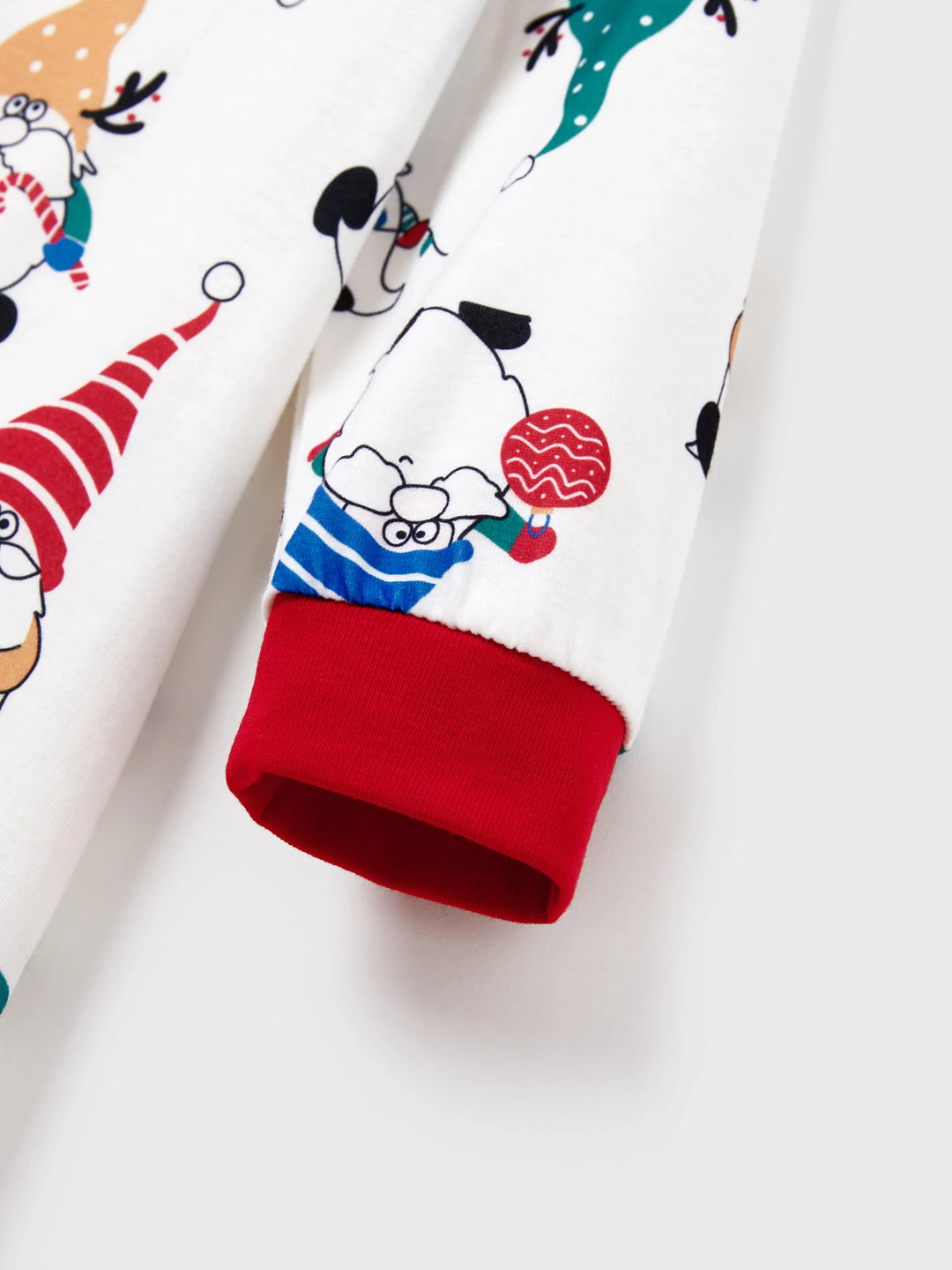 Conjunto de Pijamas de Natal em Família com Estampa de Gnomo Natalício e Meias de Natal Vermelhas