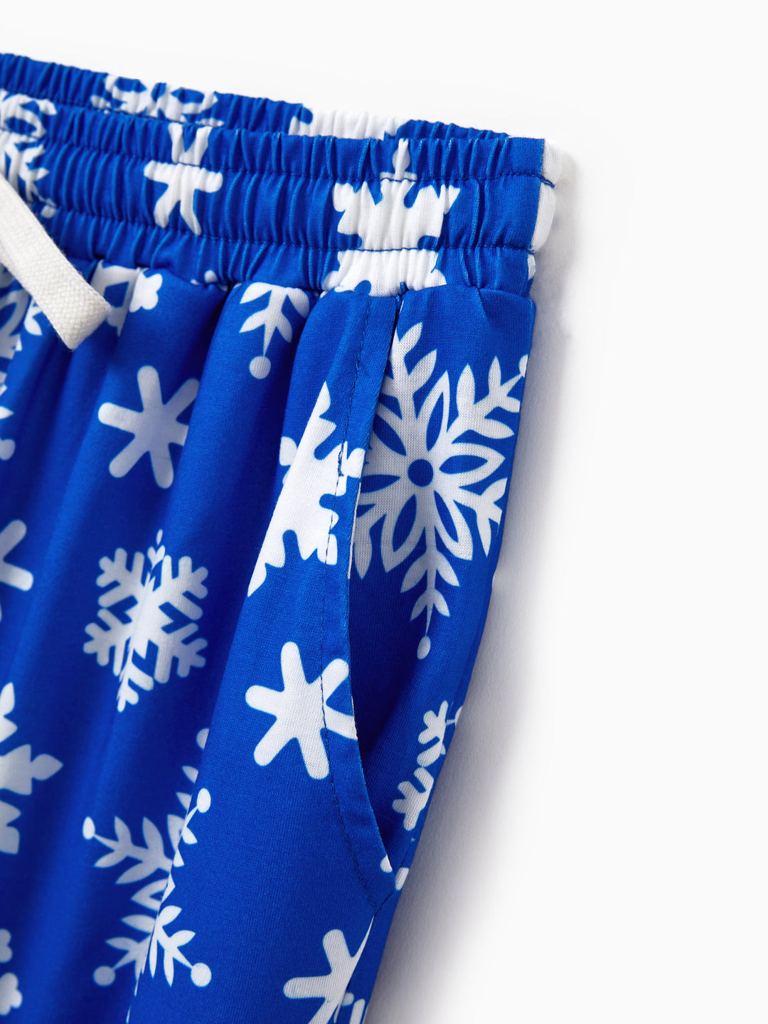Conjunto de Pijamas em Família para o Natal com Estampa de Flocos de Neve - Pijamas Azuis com Meias de Natal Azuis