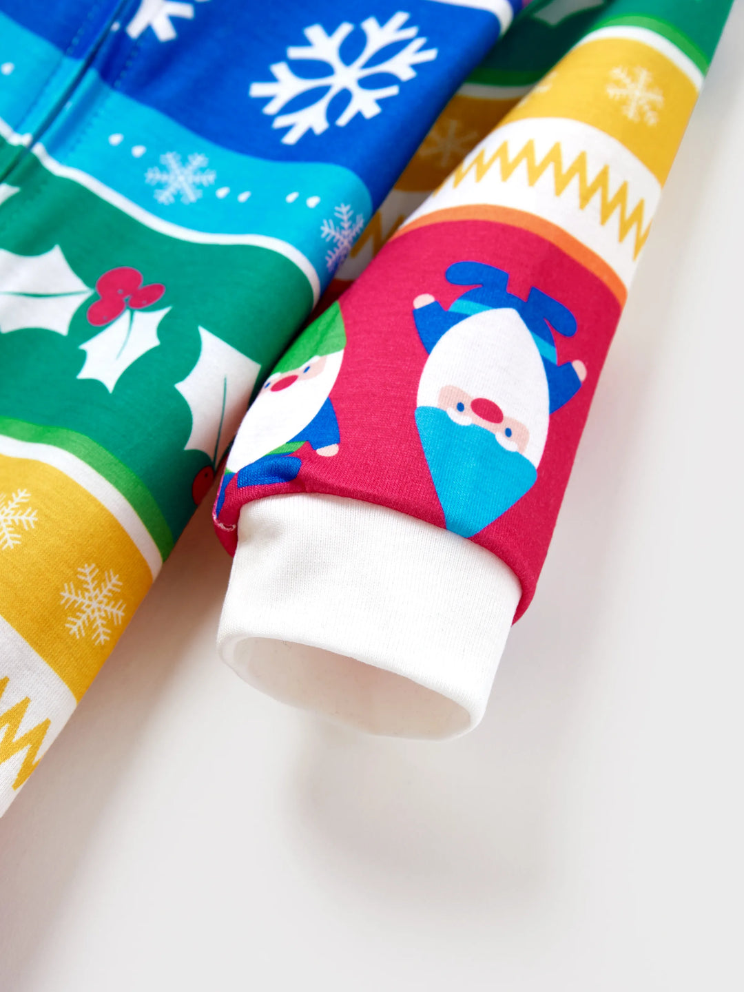Conjunto de Pijamas de Natal para a Família com Padrão de Gnomos e Listras, incluindo Meias de Natal em Multicor
