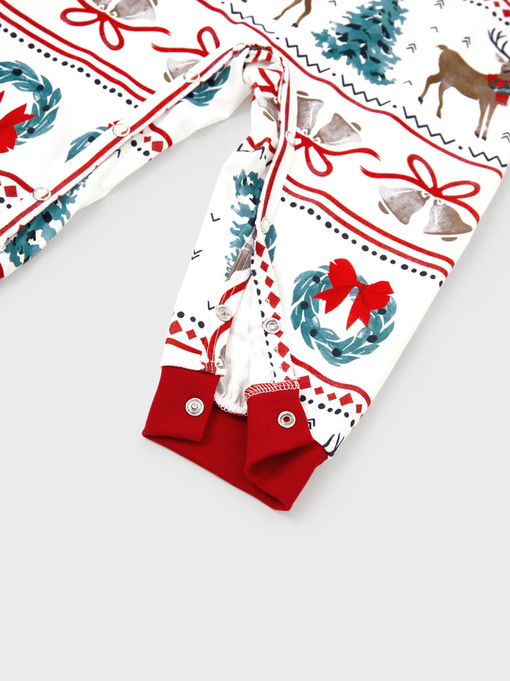 Conjunto de Pijamas de Natal em Conjunto para a Família com Estampa de Veado e Sino e Listras, com Meias de Natal Brancas