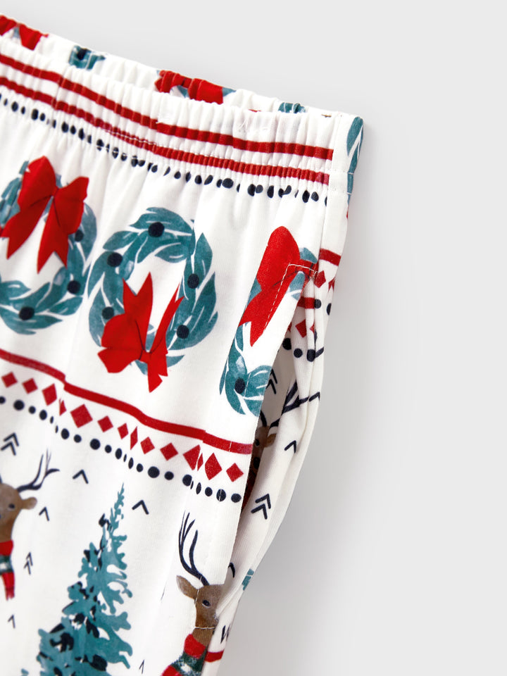 Conjunto de Pijamas de Natal em Conjunto para a Família com Estampa de Veado e Sino e Listras, com Meias de Natal Brancas