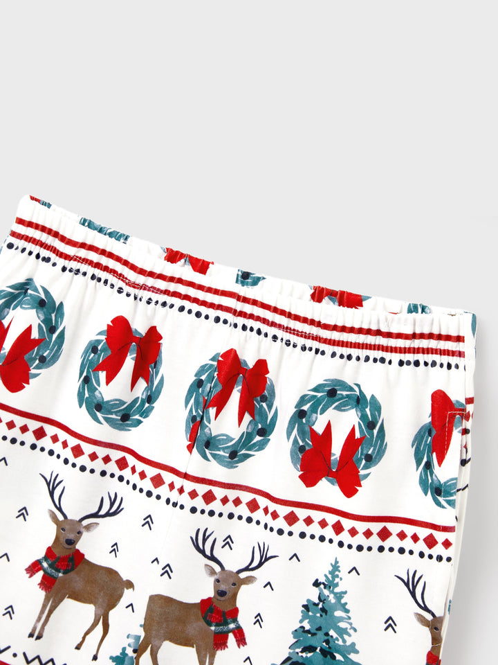 Conjunto de Pijamas de Natal em Conjunto para a Família com Estampa de Veado e Sino e Listras, com Meias de Natal Brancas