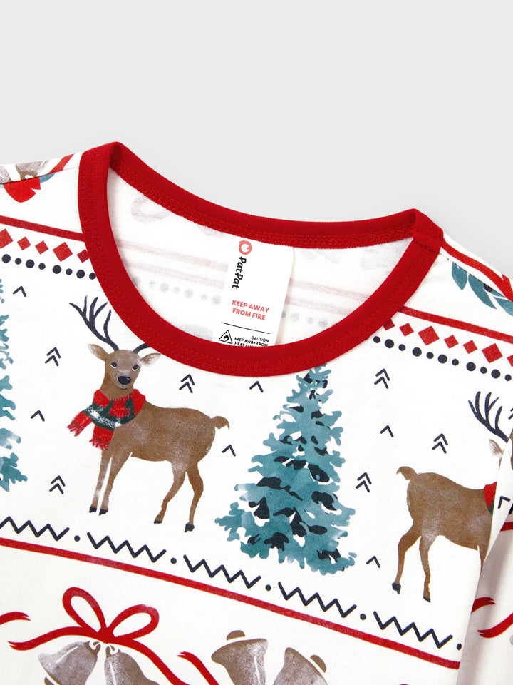 Conjunto de Pijamas de Natal em Conjunto para a Família com Estampa de Veado e Sino e Listras, com Meias de Natal Brancas
