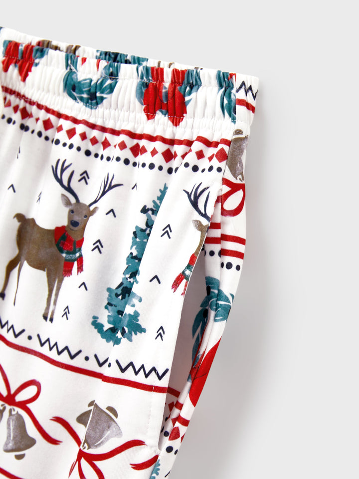 Conjunto de Pijamas de Natal em Conjunto para a Família com Estampa de Veado e Sino e Listras, com Meias de Natal Brancas