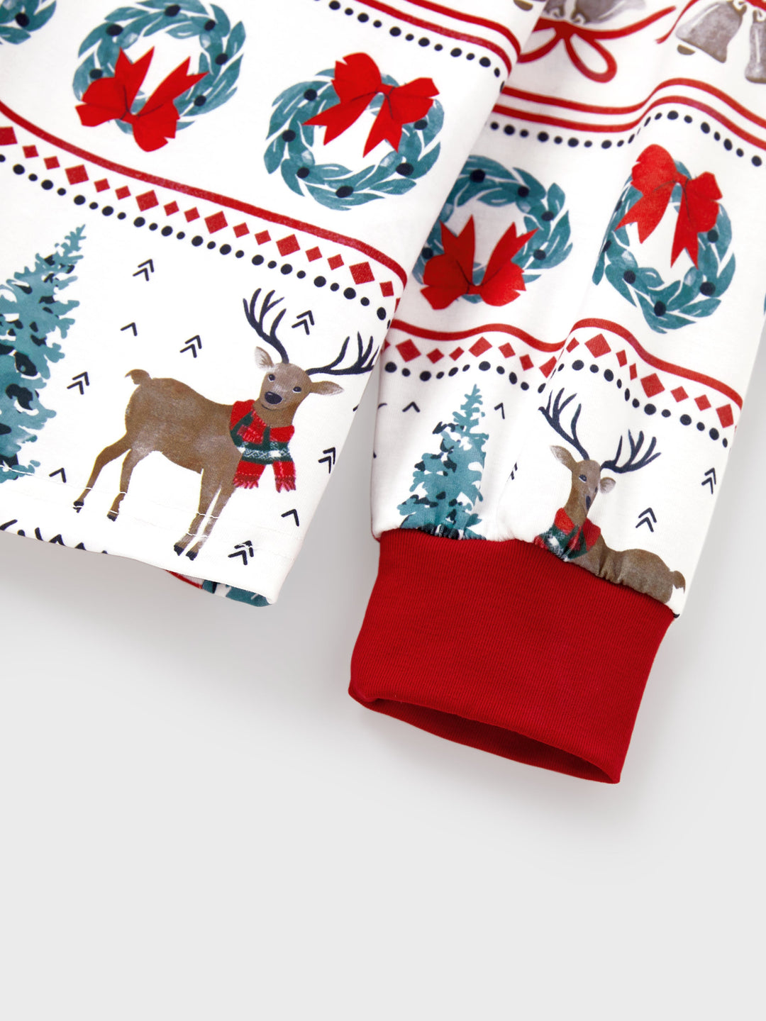 Conjunto de Pijamas de Natal em Conjunto para a Família com Estampa de Veado e Sino e Listras, com Meias de Natal Brancas