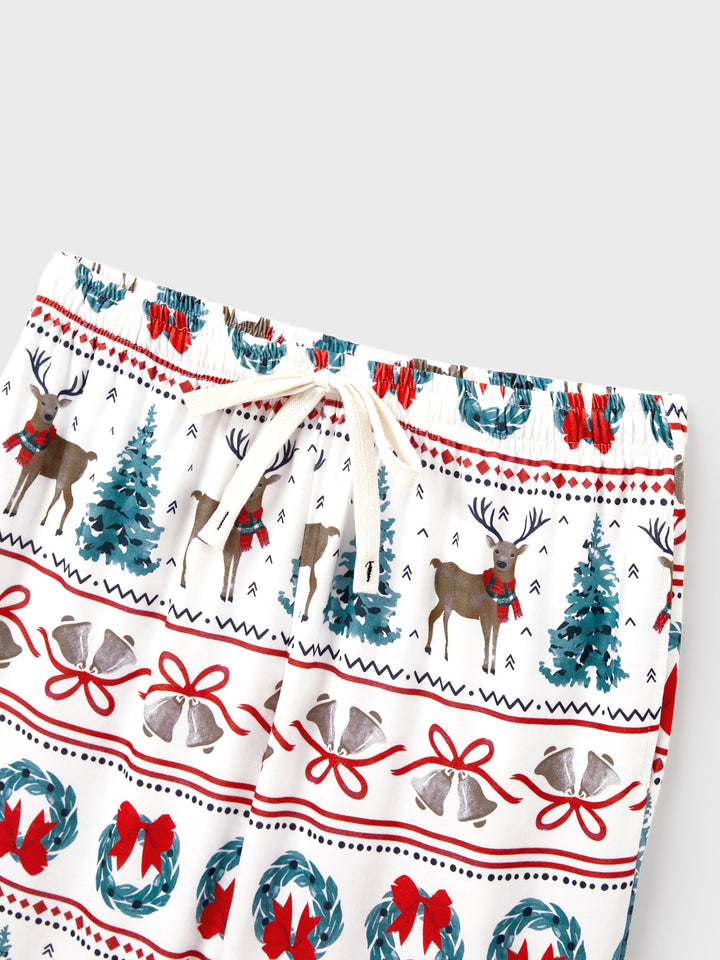 Conjunto de Pijamas de Natal em Conjunto para a Família com Estampa de Veado e Sino e Listras, com Meias de Natal Brancas