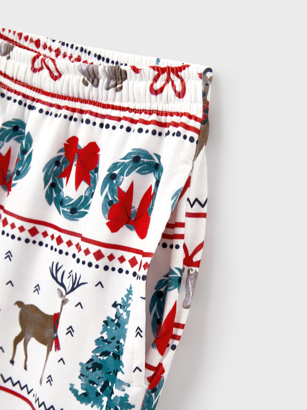 Conjunto de Pijamas de Natal em Conjunto para a Família com Estampa de Veado e Sino e Listras, com Meias de Natal Brancas