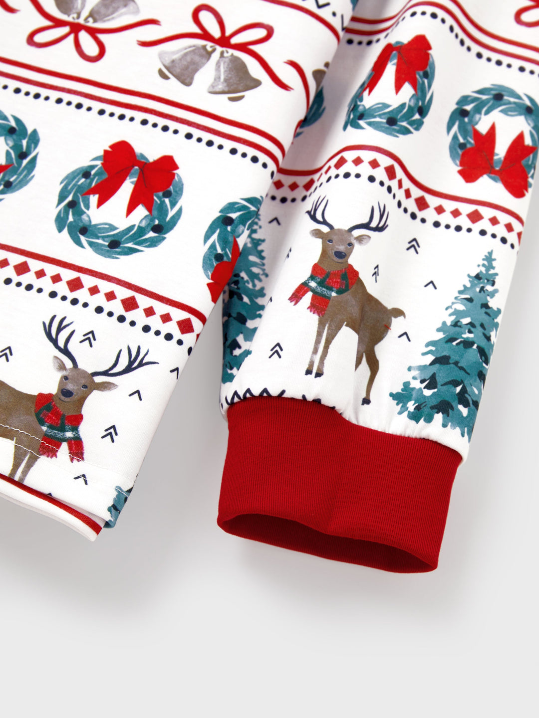 Conjunto de Pijamas de Natal em Conjunto para a Família com Estampa de Veado e Sino e Listras, com Meias de Natal Brancas