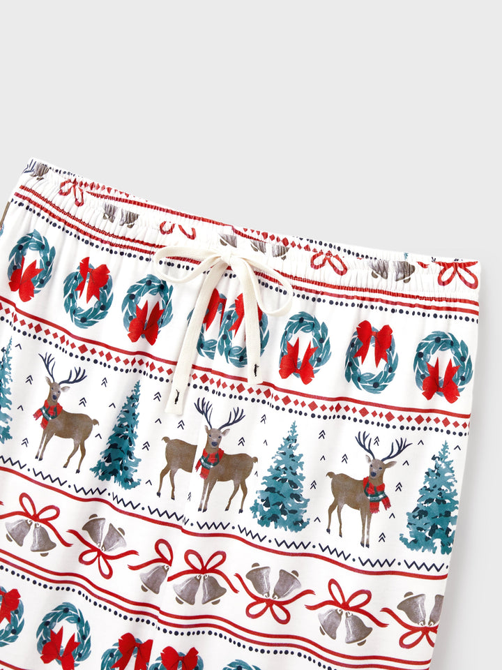 Conjunto de Pijamas de Natal em Conjunto para a Família com Estampa de Veado e Sino e Listras, com Meias de Natal Brancas