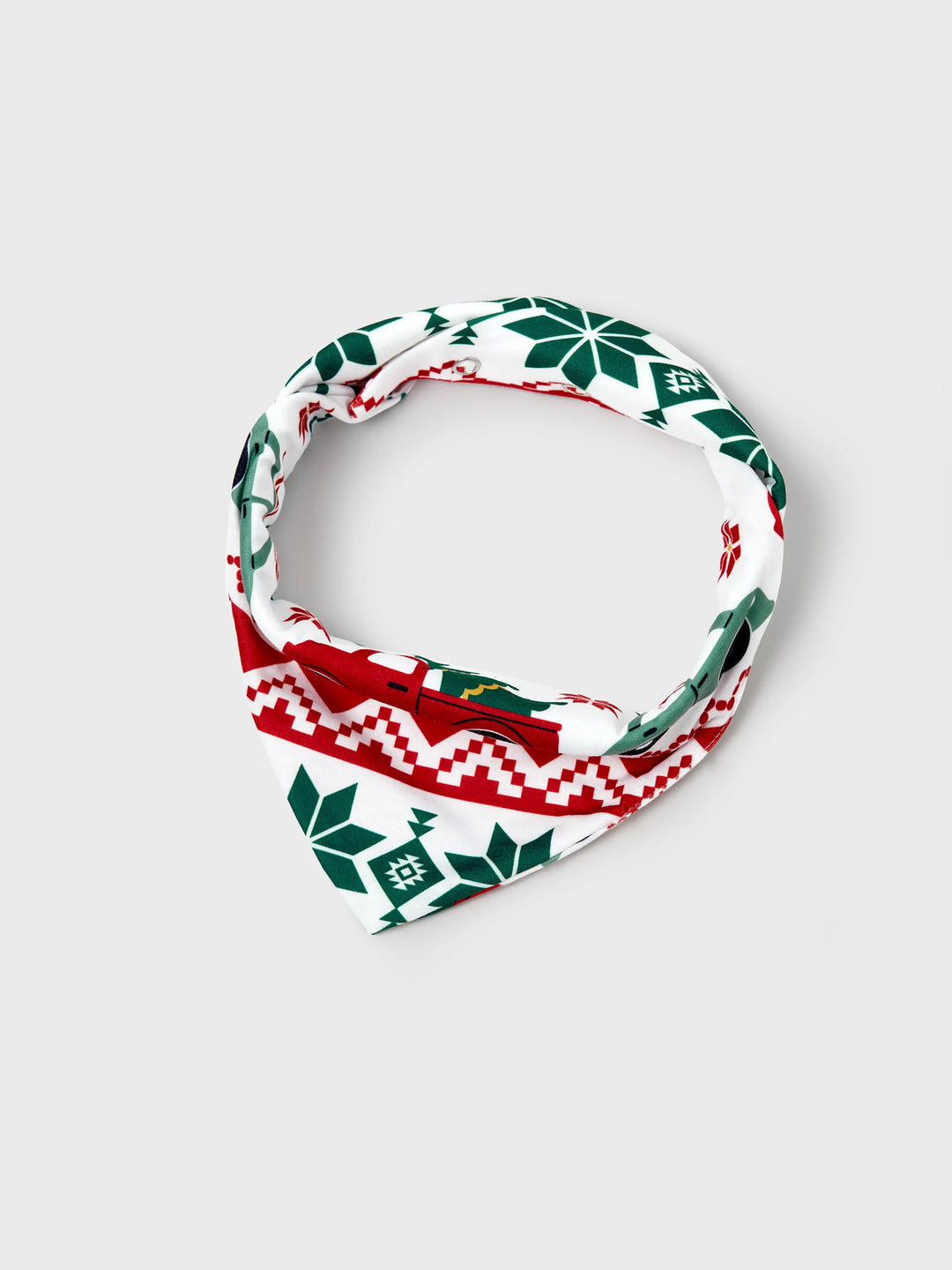 Conjunto de Pijamas Coordenados para a Família com Estampado de Flocos de Neve e Carros, junto com Meias de Natal Vermelhas.