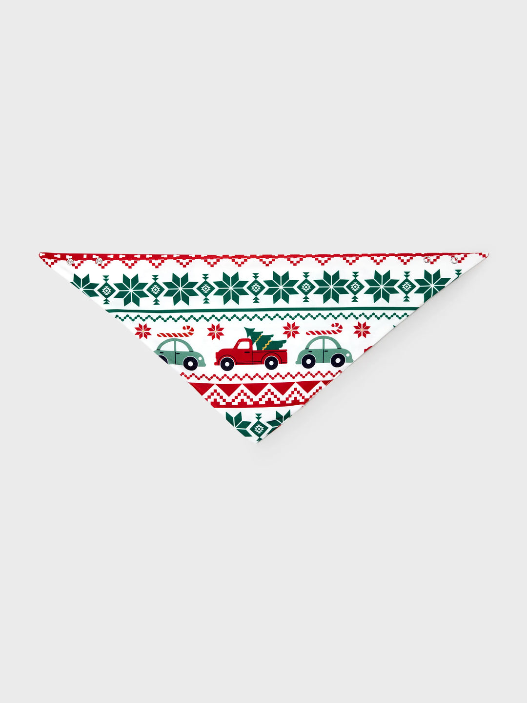 Conjunto de Pijamas Coordenados para a Família com Estampado de Flocos de Neve e Carros, junto com Meias de Natal Vermelhas.
