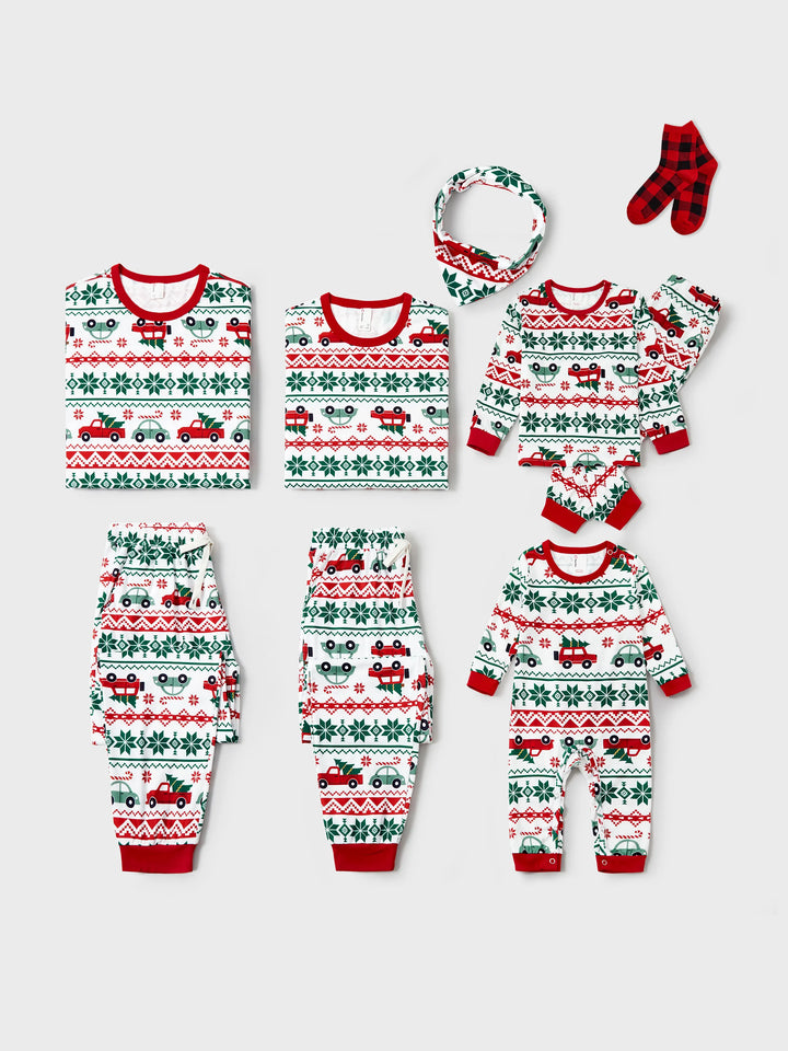 Conjunto de Pijamas Coordenados para a Família com Estampado de Flocos de Neve e Carros, junto com Meias de Natal Vermelhas.