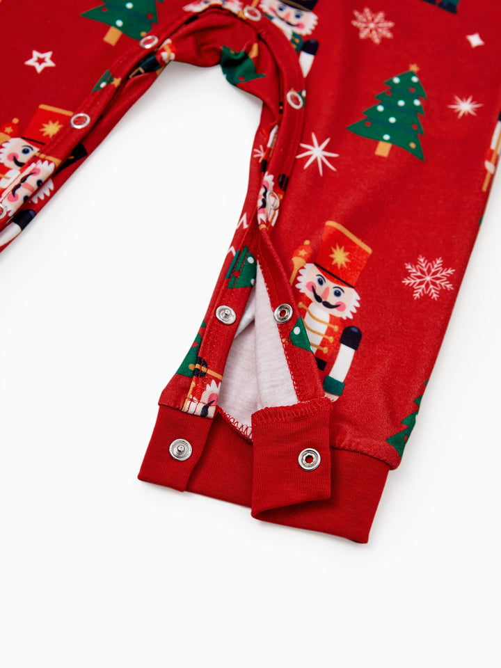 Conjunto de Pijamas Correspondentes para Família com Estampa de Quebra-Nozes e Meias de Natal em Vermelho