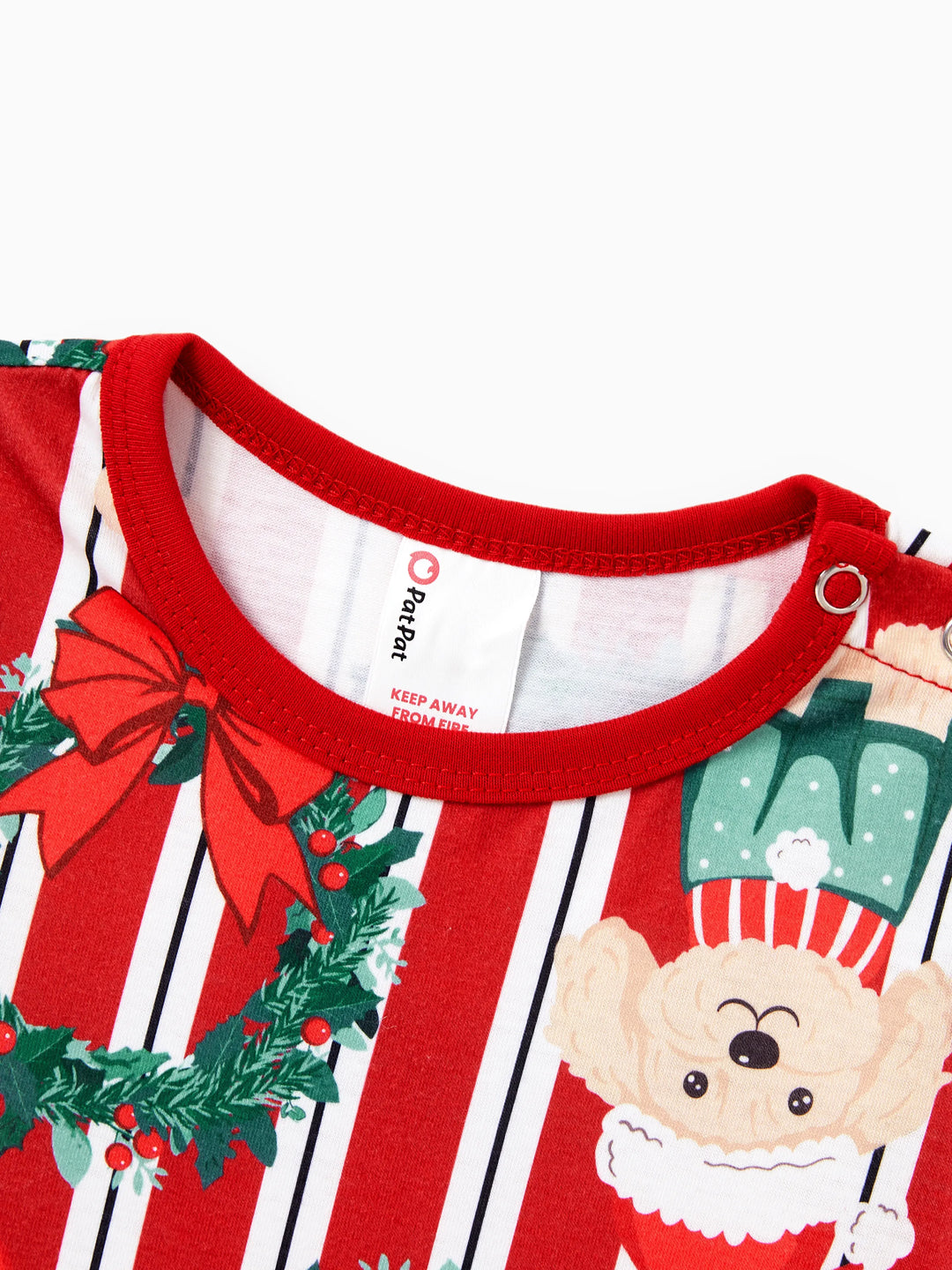 Conjunto de Pijamas Coordenados para a Família no Natal com Estampa de Cãozinho Vermelhos