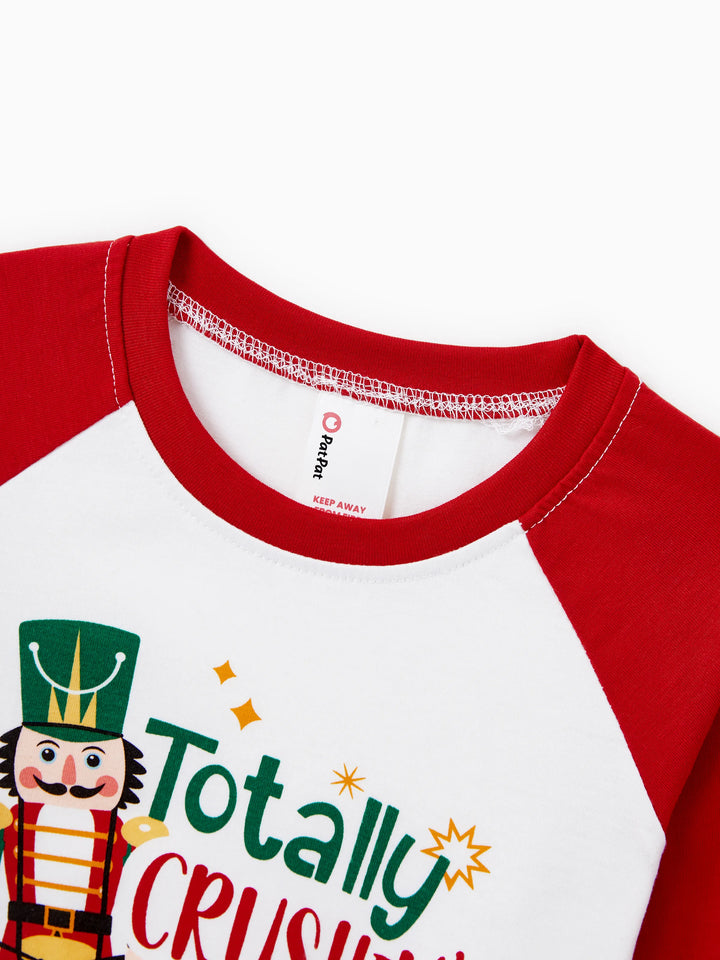 Conjunto de Pijamas Correspondentes para Família com Estampa de Quebra-Nozes e Meias de Natal em Vermelho