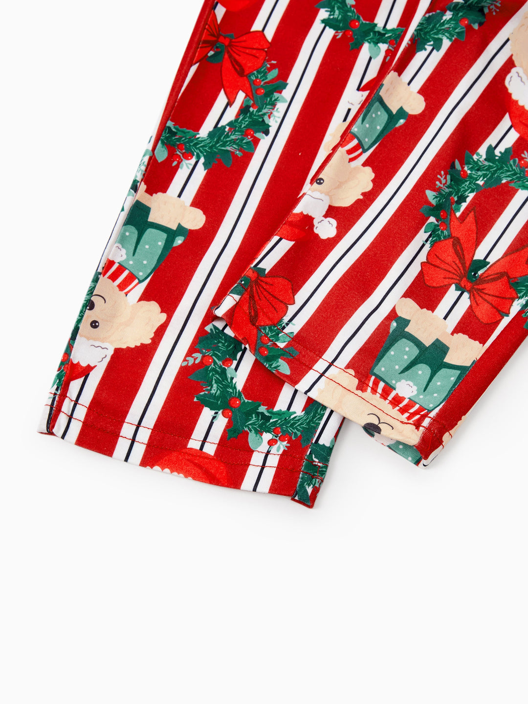 Conjunto de Pijamas Coordenados para a Família no Natal com Estampa de Cãozinho Vermelhos