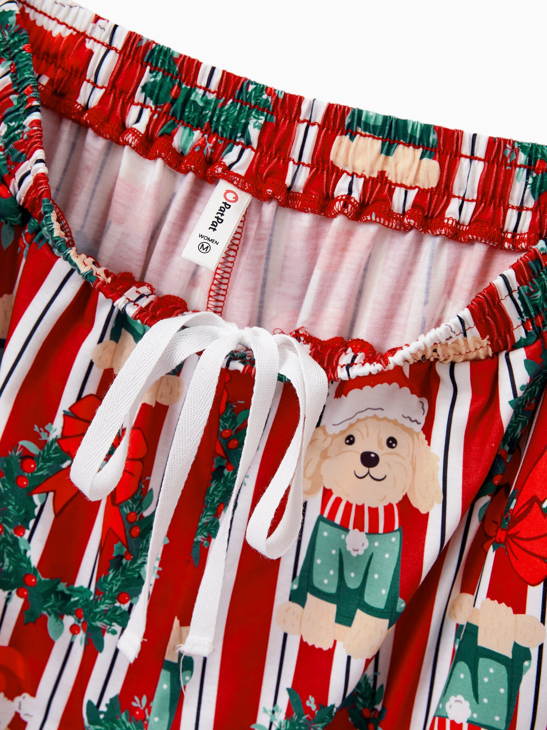 Conjunto de Pijamas Coordenados para a Família no Natal com Estampa de Cãozinho Vermelhos