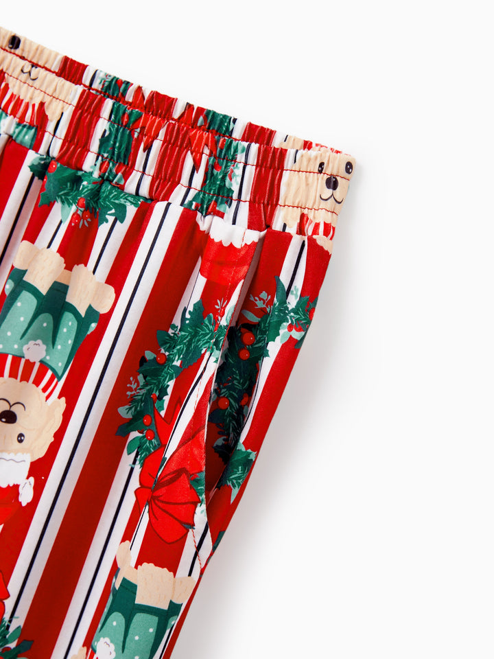 Conjunto de Pijamas Coordenados para a Família no Natal com Estampa de Cãozinho Vermelhos