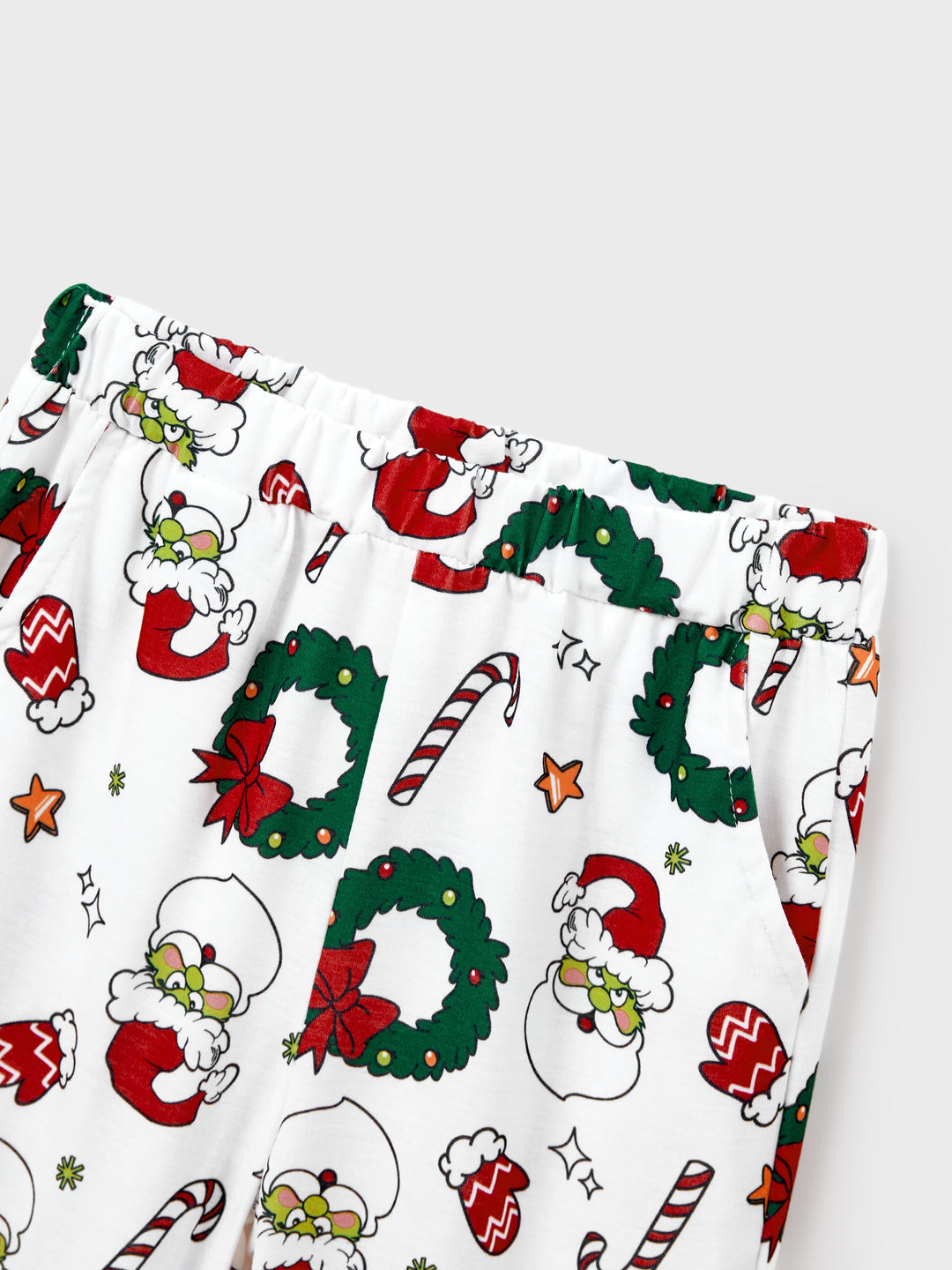 Conjunto de Pijamas em Coordenação para a Família com Tema do Grinch de Natal e Meias de Natal Vermelhas