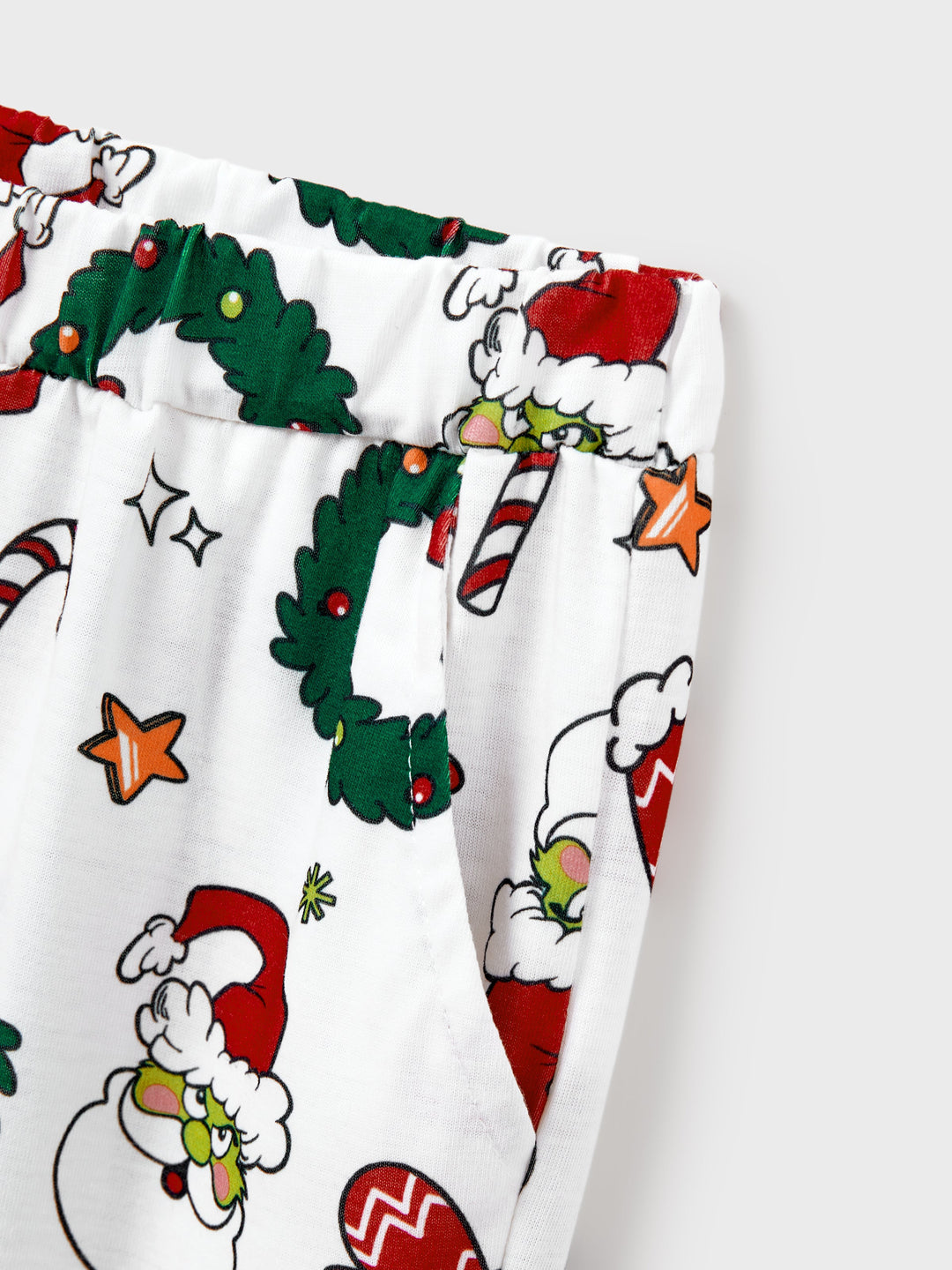 Conjunto de Pijamas em Coordenação para a Família com Tema do Grinch de Natal e Meias de Natal Vermelhas