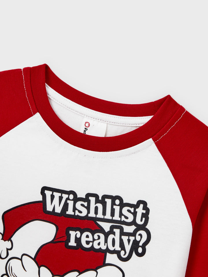 Conjunto de Pijamas em Coordenação para a Família com Tema do Grinch de Natal e Meias de Natal Vermelhas