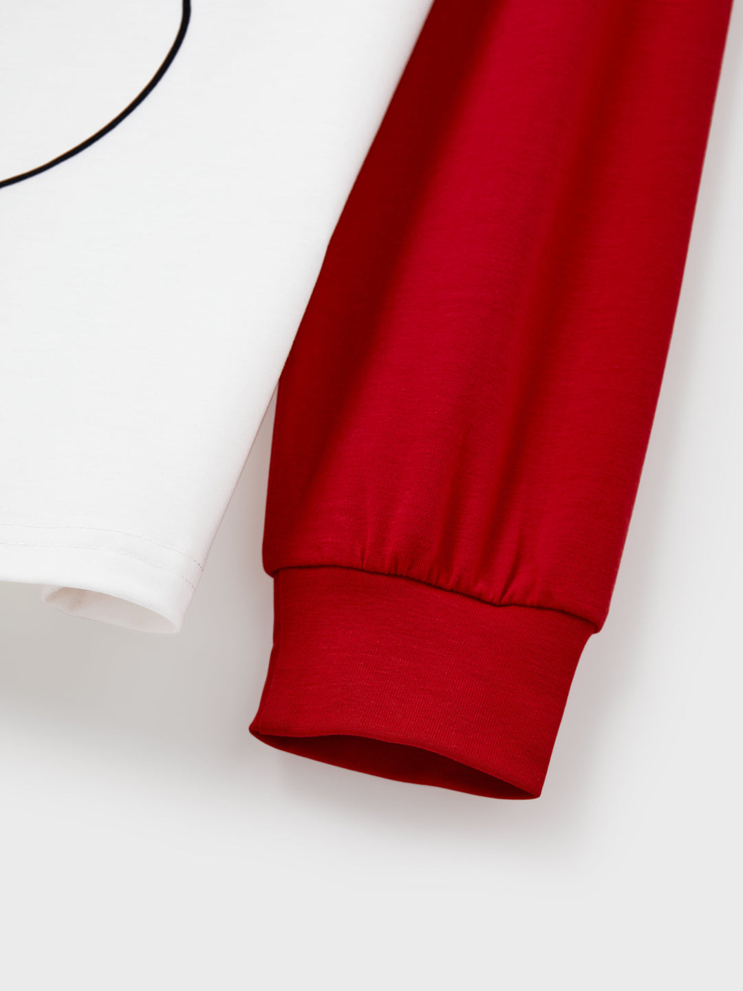 Conjunto de Pijamas em Coordenação para a Família com Tema do Grinch de Natal e Meias de Natal Vermelhas