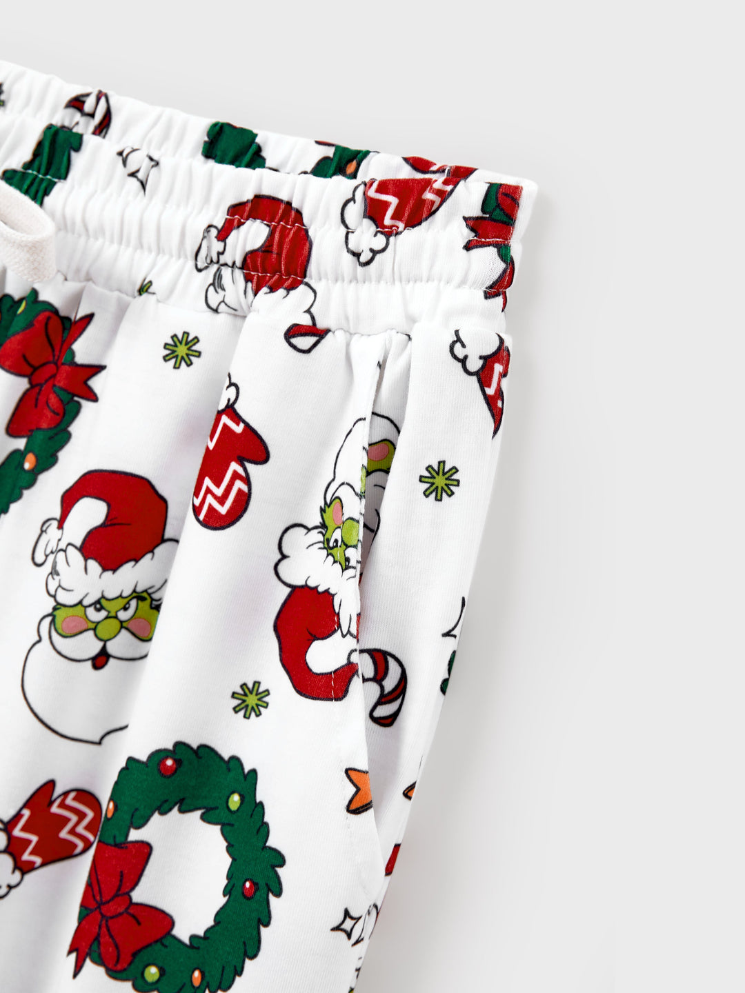 Conjunto de Pijamas em Coordenação para a Família com Tema do Grinch de Natal e Meias de Natal Vermelhas